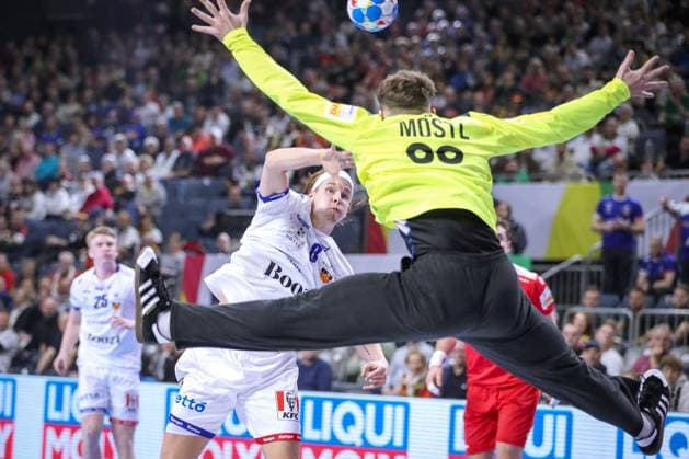 Sport Themen der Woche KW04 Sport Bilder des Tages 24.01.2024, EHF EURO 2024, Männer Europameisterschaft Handball, Lanxess Arena in Köln, Österreich - Island: Bjarki Mar Elisson (Island) wirft den Ball auf das Tor von Torhüter Constantin Möstl (Österreich) Nordrhein-Westfalen Deutschland *** 24 01 2024, EHF EURO 2024, European Mens Handball Championship, Lanxess Arena in Cologne, Austria Iceland Bjarki Mar Elisson Iceland throws the ball at the goal of goalkeeper Constantin Möstl Austria North Rhine-Westphalia Germany