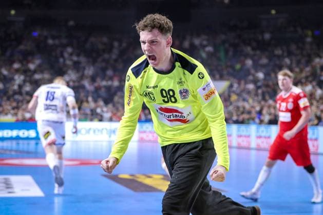 24.01.2024, EHF EURO 2024, Männer Europameisterschaft Handball, Lanxess Arena in Köln, Österreich - Island: Torhüter Constantin Möstl (Österreich) jubelnd Nordrhein-Westfalen Deutschland