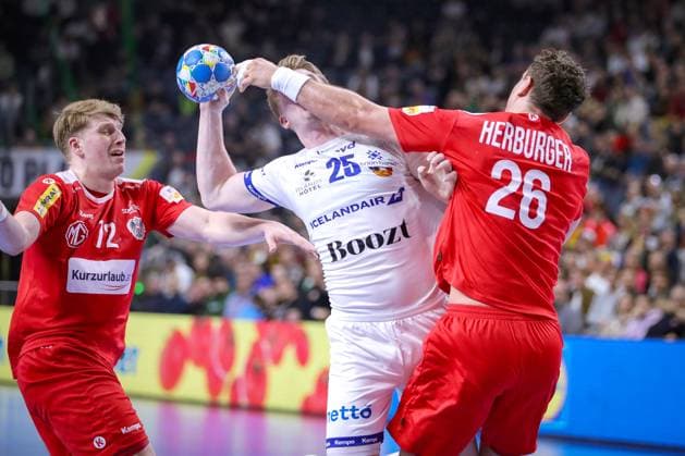 24.01.2024, EHF EURO 2024, Männer Europameisterschaft Handball, Lanxess Arena in Köln, Österreich - Island: Haukar Thrastarsson (Island) wird von Lukas Herburger (Österreich) festgemacht Nordrhein-Westfalen Deutschland