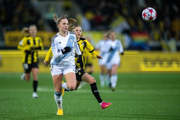240124 Lou Bogaert of Paris FC and Katariina Kosola of Häcken during the UEFA Women s Champions League football match between Häcken and Paris FC on January 24, 2024 in Gothenburg. Photo: Mathias Bergeld BILDBYRAN kod MB MB0841 fotboll football soccer fotball champions league häcken paris fc dam bbeng women kvinner womens champions league bbauto Copyright: MATHIASxBERGELD BB240124MB037