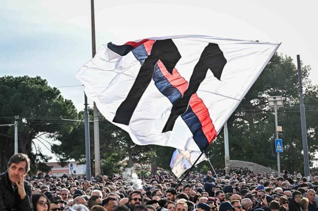 Sport Themen der Woche KW04 Sport Bilder des Tages News - Gigi Riva s funeral Tifosi, Fans, Supporters of Cagliari Calcio, Bandiera 11 Gigi Riva, Flag during Gigi Riva s funeral, News in Cagliari, Italy, January 24 2024 Cagliari Nostra Signora di Bonaria Italy Copyright: xLuigixCanux xLiveMediax 0395599706st