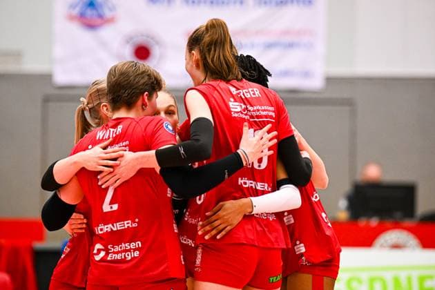 1. Volleyball Bundesliga Frauen, Dresdner SC vs. VC Neuwied, Dresden, 24.01.2024 Die Mannschaft vom Dresdner SC jubelt gemeinsam - 1. Volleyball Bundesliga Frauen, Dresdner SC vs. VC Neuwied am 24.01.2024 in der Margon Arena Dresden Copyright: xBEAUTIFULxSPORTS Hoepnerx