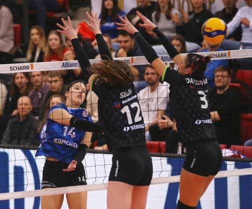 BAU 24.01.2024 Stuttgart Volleyball Allianz MTV Stuttgart vs. Ladies in Black Aachen, v.l. Jovana Mirosavljevic (Stuttgart), Wiebke Silge, Lara Davidovic (Aachen)