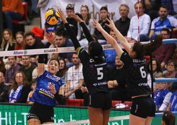 BAU 24.01.2024 Stuttgart Volleyball Allianz MTV Stuttgart vs. Ladies in Black Aachen, v.l. . Jovana Mirosavljevic (Stuttgart), Gabrielle Goddard, Nicole Van de Vosse (Aachen)