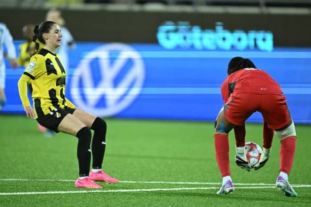 GÖTEBORG, SVERIGE 20240124 Häckens Clarissa Larisey och Paris malvakt Chiamaka Nnadozie under onsdagens fotbollsmatch i Champions League, grupp D, mellan BK Häcken och Paris FC pa Hisingen arena. GÖTEBORG SVERIGE x9200x