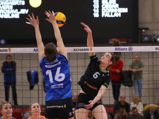 BAU 24.01.2024 Stuttgart Volleyball Allianz MTV Stuttgart vs. Ladies in Black Aachen, v.l. Kayla Haneline (Stuttgart), Nicole Van de Vosse (Aachen)