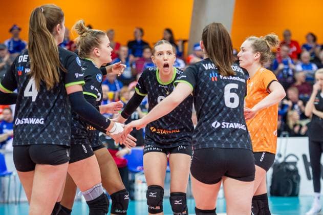 Jolijn De Haan (Ladies in Black Aachen, 04), Fleur Meinders (Ladies in Black Aachen, 01), Celine Van Gestel (Ladies in Black Aachen, 09), Nicole Van de Vosse (Ladies in Black Aachen, 06), Wiebke Silge (Ladies in Black Aachen, 12) - Motivationsschreie Allianz MTV Stuttgart - Ladies in Black Aachen, Volleyball Bundesliga, Frauen, VBL, Saison 2023 24, 24.01.2024, Stuttgart (SCHARRena), DEU Allianz MTV Stuttgart - Ladies in Black Aachen, Sport, Volleyball Bundesliga, Frauen, VBL, Saison 2023 24, 24.01.2024, Stuttgart (SCHARRena), DEU Stuttgart Copyright: xSandyxDinkelackerx EP_SDR