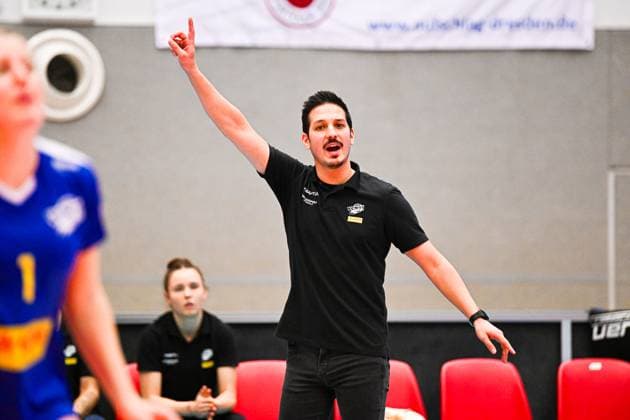 1. Volleyball Bundesliga Frauen, Dresdner SC vs. VC Neuwied, Dresden, 24.01.2024 Tigin Yaglioglu (Cheftrainer VC Neuwied) 1. Volleyball Bundesliga Frauen, Dresdner SC vs. VC Neuwied am 24.01.2024 in der Margon Arena Dresden Copyright: xBEAUTIFULxSPORTS Hoepnerx