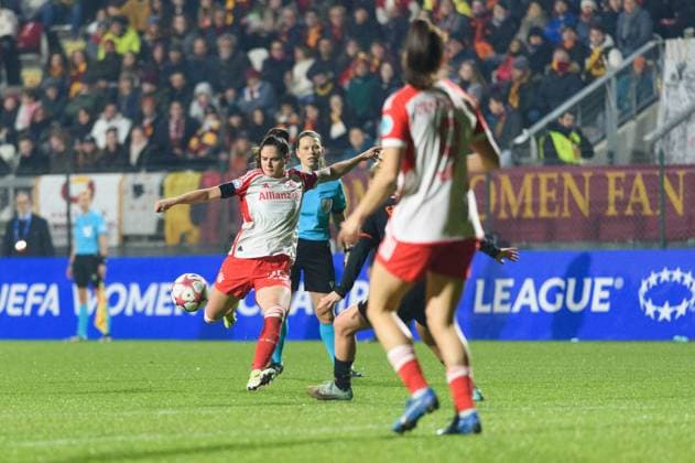 Sarah Zadrazil (25 FC Bayern Munich) with a shot on goal during the UEFA Womens Champions League group stage match between AS Roma and FC Bayern Munich at Stadio Tre Fontane in Rome, Italy. (Sven Beyrich SPP) Copyright: xSvenxBeyrich SPPx spp-en-SvBe-20240124-D4S_4132
