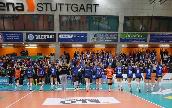 BAU 24.01.2024 Stuttgart Volleyball Allianz MTV Stuttgart vs. Ladies in Black Aachen, die Stuttgarterinnen freuen sich über den Sieg