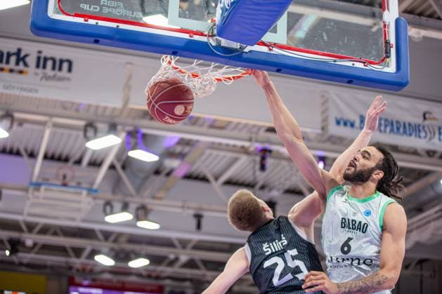 Sport Themen der Woche KW04 Sport Bilder des Tages Göttingen, Deutschland 24. Januar 2024: FIBA Europe Cup - 2023 2024 - BG Göttingen vs. Surne Bilbao Basket Im Bild: Korbwurf Sacha Killeya-Jones (Bilbao), Sparkassen Arena Niedersachsen *** Göttingen, Germany January 24, 2024 FIBA Europe Cup 2023 2024 BG Göttingen vs Surne Bilbao Basket In the picture basket shot Sacha Killeya Jones Bilbao , Sparkassen Arena Niedersachsen Copyright: xFotostandx xNiewelerx