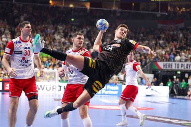 Sport Bilder des Tages COLOGNE, GERMANY - JANUARY 24 Lanxess Arena, Men s EHF Euro 2024 Main Round Group I Germany Croatia v.l., Wurf von Rune Dahmke (Deutschland, DHB) Copyright: JoaquimxFerreira