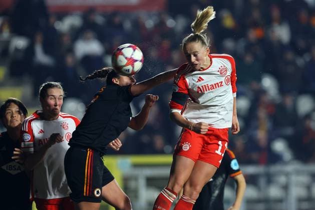UEFA WOMEN™S CHAMPIONS LEAGUE 2023-2024 - GROUP C - AS ROMA vs FC BAYERN MUNCHEN Rome, Italy 24.01.2024: Lea Schuller of Bayern score the goal 2-2 and celebrate with the team in the UEFA Women s Champions League 2023-2024 football match, group stage C, between AS Roma vs FC Bayern Munchen at Tre fontane stadium in Rome. Rome tre fontane italy Copyright: xmarcoxiacobucci