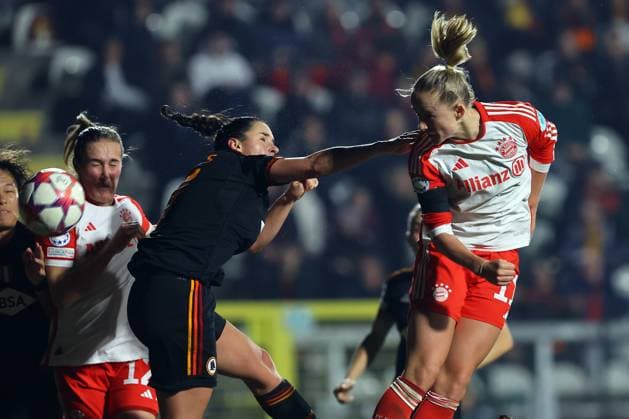 UEFA WOMEN™S CHAMPIONS LEAGUE 2023-2024 - GROUP C - AS ROMA vs FC BAYERN MUNCHEN Rome, Italy 24.01.2024: Lea Schuller of Bayern score the goal 2-2 and celebrate with the team in the UEFA Women s Champions League 2023-2024 football match, group stage C, between AS Roma vs FC Bayern Munchen at Tre fontane stadium in Rome. Rome tre fontane italy Copyright: xmarcoxiacobucci