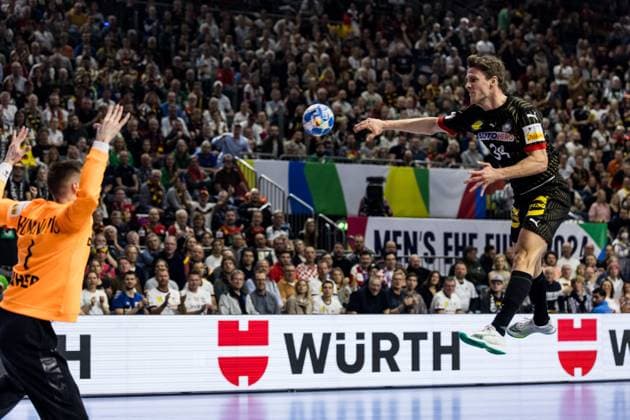 MEN’S EHF EURO 2024: Deutschland - Kroatien; 24.01.2024 Rune Dahmke (Deutschland, 34) im Wurf MEN’S EHF EURO 2024: Deutschland - Kroatien; LANXESS arena, Köln am 24.01.2024 Copyright: xBEAUTIFULxSPORTS Wunderlx