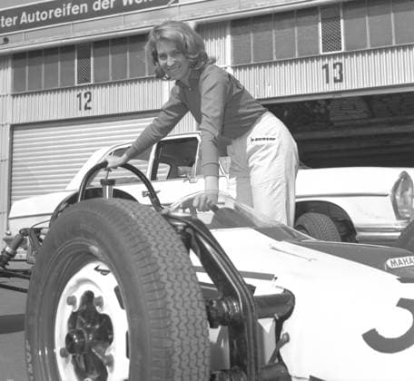 Automobilrennfahrerin Hannelore Werner an ihrem Olympic Formel V Rennwagen am 19.04.1968 auf dem Nürburgring . Automobilrennfahrerin Hannelore Werner an ihrem Olympic Formel V Rennwagen am 19.04.1968 auf dem Nürburgring *** Automobile racing driver Hannelore Werner in her Olympic Formula V racing car on 19 April 1968 at the Nürburgring Automobile racing driver Hannelore Werner in her Olympic Formula V racing car on 19 April 1968 at the Nürburgring HM