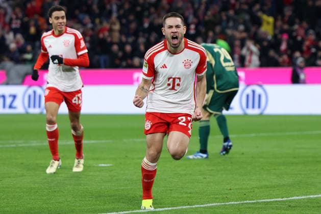 Sport Themen der Woche KW04 Sport Bilder des Tages Fußball 1. Bundesliga 13. Spieltag FC Bayern München - 1. FC Union Berlin am 24.01.2023 in der Allianz Arena in München Torjubel Jubel zum 1:0 durch Raphael Guerreiro ( München ) DFL regulations prohibit any use of photographs as image sequences and or quasi-video. *** Soccer 1 Bundesliga 13 Matchday FC Bayern Munich 1 FC Union Berlin on 24 01 2023 at Allianz Arena in Munich Goal celebration for 1 0 by Raphael Guerreiro Munich DFL regulations prohibit any use of photographs as image sequences and or quasi video xMSx
