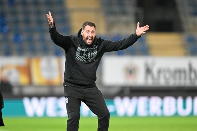 Sport Bilder des Tages 3. Liga - Arminia Bielefeld - SSV Ulm am 24.01.2024 in der SchücoArena in Bielefeld Trainer Michel Kniat (Bielefeld) unzufrieden, enttäuscht, enttaeuscht, niedergeschlagen. *** 3 Liga Arminia Bielefeld SSV Ulm on 24 01 2024 in the SchücoArena in Bielefeld Coach Michel Kniat Bielefeld dissatisfied, disappointed, disappointed, dejected MT