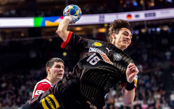 24.01.2024, Handball, Herren, Europameisterschaft, Handball-Europameisterschaft 2024, European Championship, EM, Europameisterschaft Men Final Tournament, EHF, 4. Hauptrundenspiel, Deutschland - Kroatien Julian Köster (Deutschland, vorne) Köln Lanxess Arena Nordrhein-Westfalen Deutschland