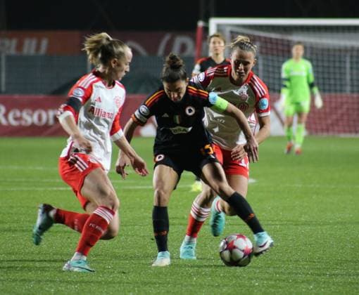 24.01.2024, xgrfx, Fussball Champions League Frauen, AS Rom - FC Bayern München emspor, v.l. Lea Schüller, Klara Bühl (FC Bayern München) (DFL DFB REGULATIONS PROHIBIT ANY USE OF PHOTOGRAPHS as IMAGE SEQUENCES and or QUASI-VIDEO) Rom