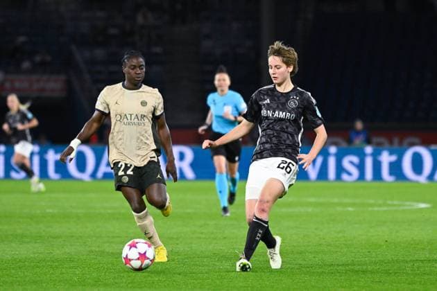 Isa Kardinaal ( 26 - Ajax ) and Tabitha Chawinga ( 22 - PSG ) during the WCL match between PSG and Ajax at Parc des Princes on January 24, 2024 in Paris, France. ( Photo by federico pestellini panoramic ) - FOOTBALL : PSG vs Ajax - Ligue des Champions Feminine - 24 01 2024 FedericoPestellini Panoramic 