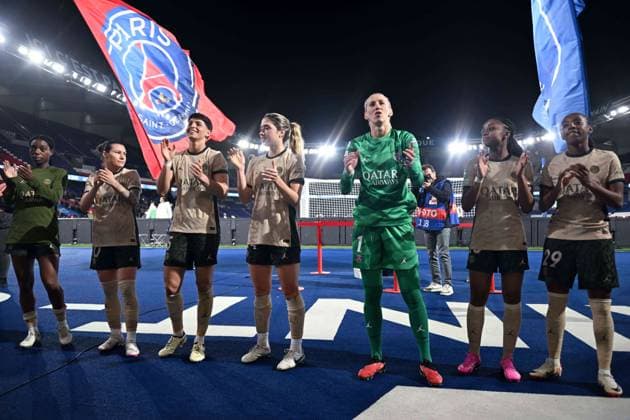 PSG players celebrate their side s victory with fans after the WCL match between PSG and Ajax at Parc des Princes on January 24, 2024 in Paris, France. ( Photo by federico pestellini panoramic ) - FOOTBALL : PSG vs Ajax - Ligue des Champions Feminine - 24 01 2024 FedericoPestellini Panoramic 