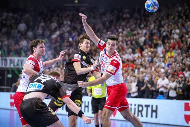 24.01.2024, EHF EURO 2024, Männer Europameisterschaft Handball, Lanxess Arena in Köln, Deutschland - Kroatien: Justus Fischer (Deutschland) und Julian Köster (Deutschland) werden von Veron Nacinovic (Kroatien) und Mateo Maras (Kroatien) festgemacht Nordrhein-Westfalen Deutschland