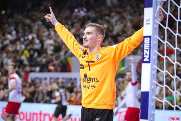 24.01.2024, EHF EURO 2024, Männer Europameisterschaft Handball, Lanxess Arena in Köln, Deutschland - Kroatien: Torhüter Dominik Kuzmanovic (Kroatien) steht jubelnd im Tor. Nordrhein-Westfalen Deutschland
