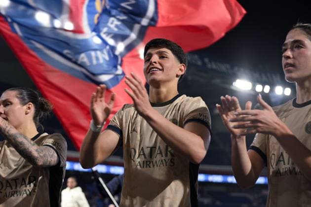Elisa De Almeida ( 5 - PSG ) applauds the fans following the WCL match between PSG and Ajax at Parc des Princes on January 24, 2024 in Paris, France. ( Photo by federico pestellini panoramic ) - FOOTBALL : PSG vs Ajax - Ligue des Champions Feminine - 24 01 2024 FedericoPestellini Panoramic 