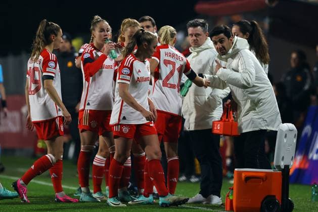 Rome, Italy 24.01.2024: coach gives directions to players in the UEFA Women s Champions League 2023-2024 football match, group stage C, between AS Roma vs FC Bayern Munchen at Tre fontane stadium in Rome.  Copyright: xMarcoxIacobucci IPAxSportx xipa-x xx IPA_42933917 IPA_Agency_IPA42933917