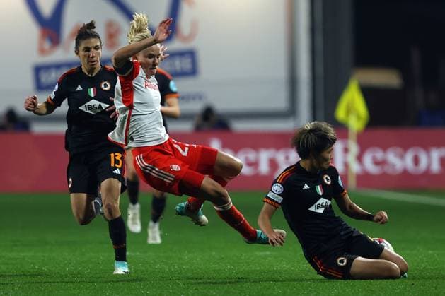 UEFA WOMEN™S CHAMPIONS LEAGUE 2023-2024 - GROUP C - AS ROMA vs FC BAYERN MUNCHEN Rome, Italy 24.01.2024: Pernille Harder of Bayern, Saki Kumagai (Roma) in action during the UEFA Women s Champions League 2023-2024 football match, group stage C, between AS Roma vs FC Bayern Munchen at Tre fontane stadium in Rome. Rome tre fontane italy Copyright: xmarcoxiacobucci