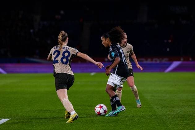 Ashleigh Weerden (11 Ajax) and Jade Le Guilly (28 PSG) in action during the UEFA Women?s Champions League game between Paris Saint Germain and Ajax Amsterdam at Parc des Princes in Paris, France. (Pauline FIGUET SPP) Copyright: xPaulinexFIGUETx xSPPx spp-en-PaFiSp-PF_PSGvAJAX064