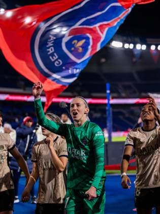 Goalkeeper Katarzyna Kiedrzynek (1 PSG) celebrating with the fans during the UEFA Women?s Champions League game between Paris Saint Germain and Ajax Amsterdam at Parc des Princes in Paris, France. (Pauline FIGUET SPP) Copyright: xPaulinexFIGUETx xSPPx spp-en-PaFiSp-PF_PSGvAJAX090