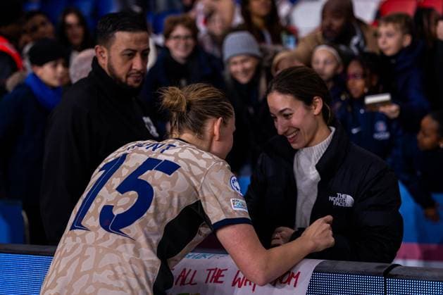 Clare Hunt (15 PSG) celebrating with the fans during the UEFA Women?s Champions League game between Paris Saint Germain and Ajax Amsterdam at Parc des Princes in Paris, France. (Pauline FIGUET SPP) Copyright: xPaulinexFIGUETx xSPPx spp-en-PaFiSp-PF_PSGvAJAX093
