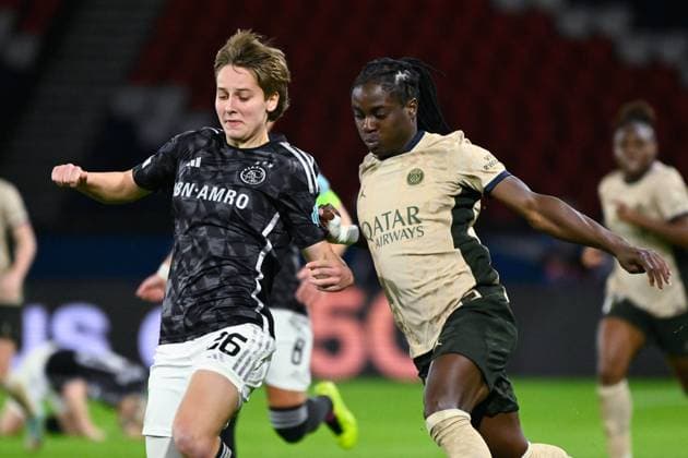 Isa Kardinaal ( 26 - Ajax ) and Tabitha Chawinga ( 22 - PSG ) during the WCL match between PSG and Ajax at Parc des Princes on January 24, 2024 in Paris, France. ( Photo by federico pestellini panoramic ) - FOOTBALL : PSG vs Ajax - Ligue des Champions Feminine - 24 01 2024 FedericoPestellini Panoramic 