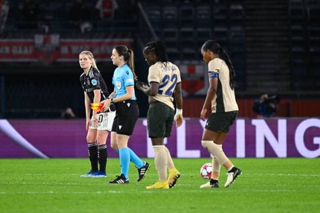 Nadine Noordam ( 10 - Ajax ) looks dejected following the WCL match between PSG and Ajax at Parc des Princes on January 24, 2024 in Paris, France. ( Photo by federico pestellini panoramic ) - FOOTBALL : PSG vs Ajax - Ligue des Champions Feminine - 24 01 2024 FedericoPestellini Panoramic 