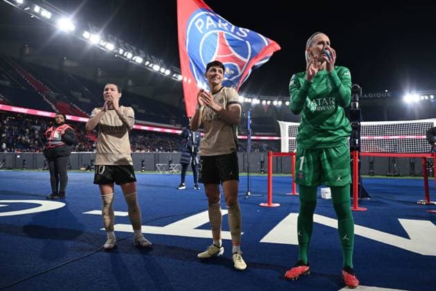 Katarzyna Kiedrzynek ( 1 - PSG ) - Elisa De Almeida ( 5 - PSG ) and Ramona Bachmann ( 10 - PSG ) celebrate their side s victory after during the WCL match between PSG and Ajax at Parc des Princes on January 24, 2024 in Paris, France. ( Photo by federico pestellini panoramic ) - FOOTBALL : PSG vs Ajax - Ligue des Champions Feminine - 24 01 2024 FedericoPestellini Panoramic 