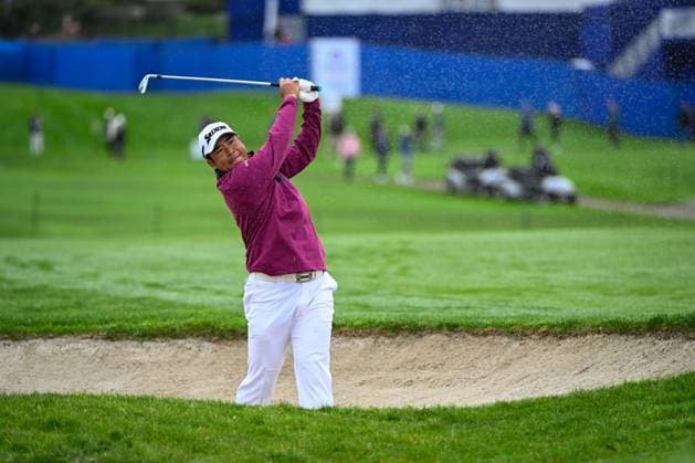 LA JOLLA, CA - JANUARY 24: Hideki Matsuyama (JPN) hits from the fairway bunker on 10 during Rd1 of the Farmers Insurance Open at Torrey Pines Golf Course in La Jolla, California. (Photo by Ken Murray Icon Sportswire) GOLF: JAN 24 PGA, Golf Herren Farmers Insurance Open EDITORIAL USE ONLY Icon2401240561