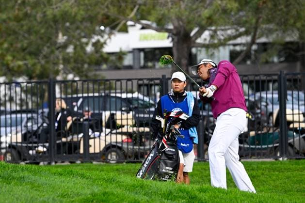 LA JOLLA, CA - JANUARY 24: Hideki Matsuyama (JPN) hits a flop shot up tight on 9 during Rd1 of the Farmers Insurance Open at Torrey Pines Golf Course in La Jolla, California. (Photo by Ken Murray Icon Sportswire) GOLF: JAN 24 PGA, Golf Herren Farmers Insurance Open EDITORIAL USE ONLY Icon2401240911