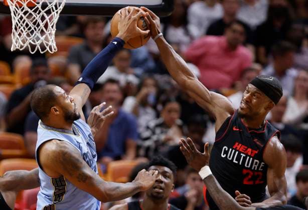 Sport Themen der Woche KW04 Sport Bilder des Tages Memphis Grizzlies forward Xavier Tillman (L) and Miami Heat forward Jimmy Butler (R) fight for a loose ball during the second half of the NBA, Basketball Herren, USA basketball game between the Miami Heat and the Memphis Grizzlies at Kaseya Center in Miami, Florida, USA, 24 January 2024. Memphis Grizzlies at Miami Heat !ACHTUNG: NUR REDAKTIONELLE NUTZUNG!  Copyright: xRHONAxWISEx AME2177 0395877655st