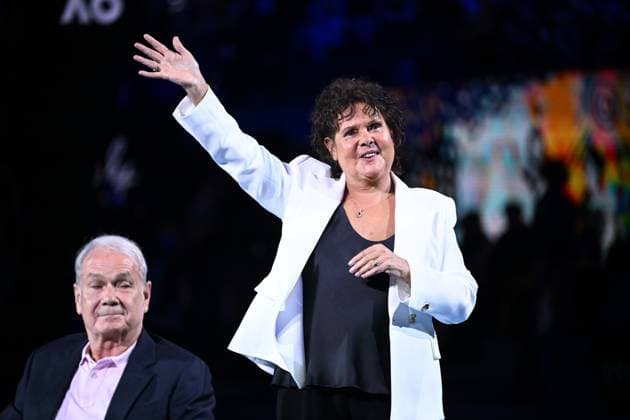 TENNIS AUSTRALIAN OPEN, Evonne Goolagong Cawley, with her husband Roger Cawley, is honoured with a special ceremony ahead of the first Women?s Singles semifinal between Aryna Sabalenka of Belarus and Coco Gauff of the USA on Day 12 of the 2024 Australian Open at Melbourne Park in Melbourne, Thursday, January 25, 2024. ( NO ARCHIVING, EDITORIAL USE ONLY, NO USE IN BOOKS WITHOUT CONSENT MELBOURNE VICTORIA AUSTRALIA  Copyright: xJOELxCARRETTx 20240125001893364832