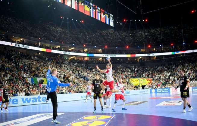 Feature, Spielszene in der Lanxess Arena, Uebersicht Aktion, Spielfeld, v.l. Torwart David SPAETH (Späth) (GER), Julian KOESTER (Köster) (GER) MIHIC Lovro (CRO) Deutschland (GER) vs. Kroatien (CRO) 24:30, 4. Spieltag Hauptrunde Main Round in Koeln, am 24.01.2024 Handball Europameisterschaft der Maenner, vom 10.01 - 28.01.2024 in Deutschland Germany *** Feature, game scene in the Lanxess Arena, overview action, playing field, f l goalkeeper David SPAETH Späth GER , Julian KOESTER Köster GER MIHIC Lovro CRO Germany GER vs Croatia CRO 24 30, 4 match day main round Main Round in Cologne, on 24 01 2024 European Mens Handball Championship, from 10 01 28 01 2024 in Germany Germany