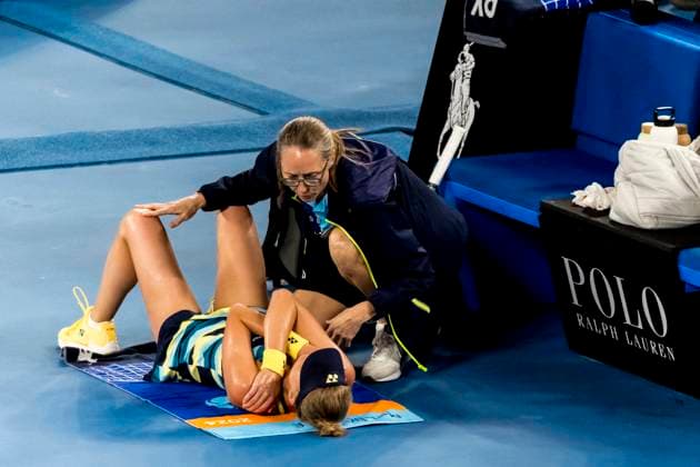 Sport Themen der Woche KW04 Sport Bilder des Tages MELBOURNE, VIC - JANUARY 25: Dayana Yastremska of Ukraine seeks treatment from a health professional during the semifinals of the 2024 Australian Open on January 25 2024, at Melbourne Park in Melbourne, Australia. (Photo by Jason Heidrich Icon Sportswire) TENNIS: JAN 25 Australian Open EDITORIAL USE ONLY Icon240125234
