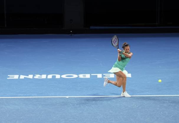 (240125) -- MELBOURNE, Jan. 25, 2024 -- Zheng Qinwen of China competes during the women s singles semifinal between Zheng Qinwen of China and Dayana Yastremska of Ukraine at Australian Open tennis tournament in Melbourne, Australia, Jan. 25, 2024. ) (SP)AUSTRALIA-MELBOURNE-TENNIS-AUSTRALIAN OPEN-SEMIFINALS MaxPing 