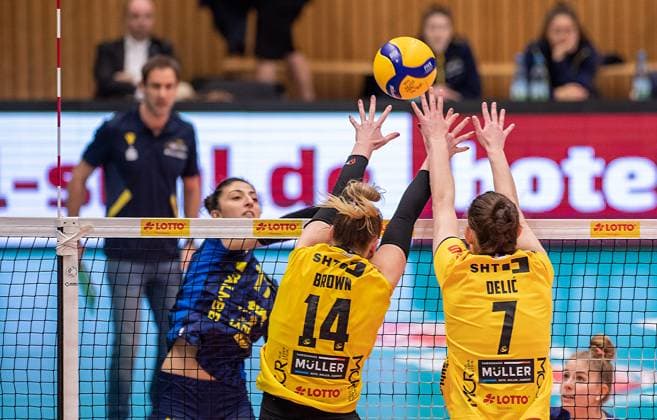 23.01.2024 Volleyball -Bundesliga VfB Suhl Lotto Thüringen : SSCPalmberg Schwerin v.l.Annegret Hölzig 11 (SSC Palmberg Schwerin )Julia Kathryn Brown 14( VfB Suhl Lotto Thüringen )und Jelena Delic 07( VfB Suhl Lotto Thüringen ) Aktion Pressefoto : Gerhard König Volleball- Bundesliga