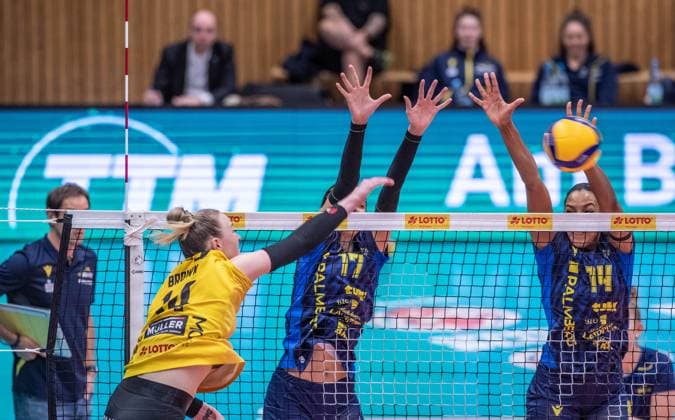 23.01.2024 Volleyball -Bundesliga VfB Suhl Lotto Thüringen : SSCPalmberg Schwerin v.l.Julia Kathryn Brown 14( VfB Suhl Lotto Thüringen ),Tutku Burcu Yuzgenz 17 (SSC Palmberg Schwerin ) und Jazmine White 14 (SSC Palmberg Schwerin ) Aktion Pressefoto : Gerhard König Volleball- Bundesliga