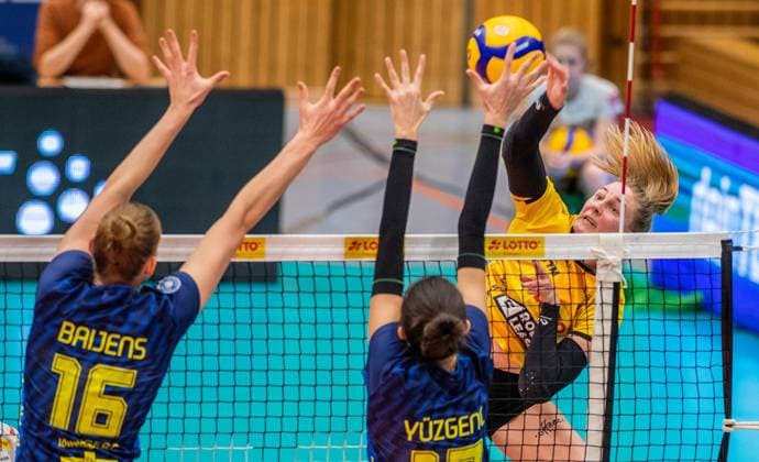 23.01.2024 Volleyball -Bundesliga VfB Suhl Lotto Thüringen : SSCPalmberg Schwerin v.l.Indy Baijens 16 (SSC Palmberg Schwerin ),Vedrana Jaksetic 17( VfB Suhl Lotto Thüringen ) und Lena Kindermann 13( VfB Suhl Lotto Thüringen ) Aktion Pressefoto : Gerhard König Volleball- Bundesliga