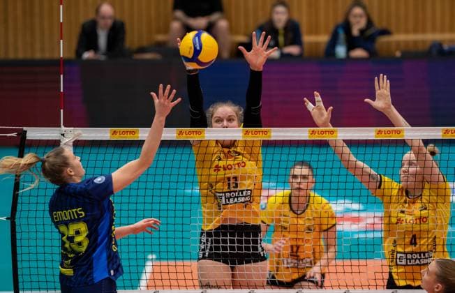 23.01.2024 Volleyball -Bundesliga VfB Suhl Lotto Thüringen : SSCPalmberg Schwerin v.lLaura Emonts 13 (SSC Palmberg Schwerin ),Lena Kindermann 13( VfB Suhl Lotto Thüringen ) und Roosa Laakkonen 04 (VfB Suhl Lotto Thüringen ) Aktion Pressefoto : Gerhard König Volleball- Bundesliga