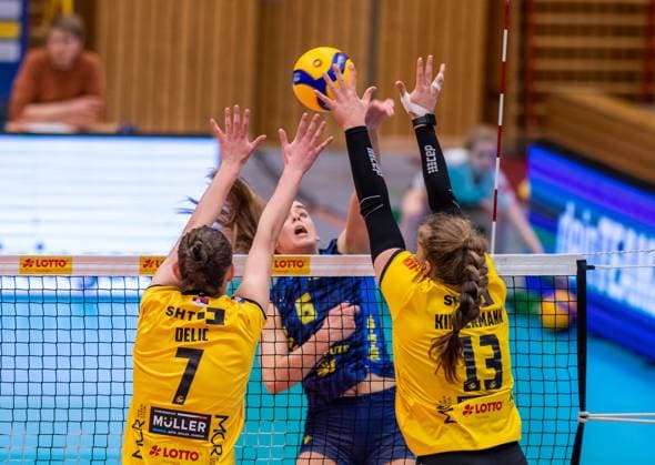 23.01.2024 Volleyball -Bundesliga VfB Suhl Lotto Thüringen : SSCPalmberg Schwerin v.l.Jelena Delic 07( VfB Suhl Lotto Thüringen ), Leandra Rixa Negri 05 (SSC Palmberg Schwerin )und Lena Kindermann 13( VfB Suhl Lotto Thüringen ) Aktion Pressefoto : Gerhard König Volleball- Bundesliga
