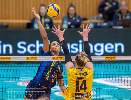 23.01.2024 Volleyball -Bundesliga VfB Suhl Lotto Thüringen : SSCPalmberg Schwerin v.l.Jazmine White 14 (SSC Palmberg Schwerin ) und Julia Kathryn Brown 14( VfB Suhl Lotto Thüringen ) Aktion Pressefoto : Gerhard König Volleball- Bundesliga